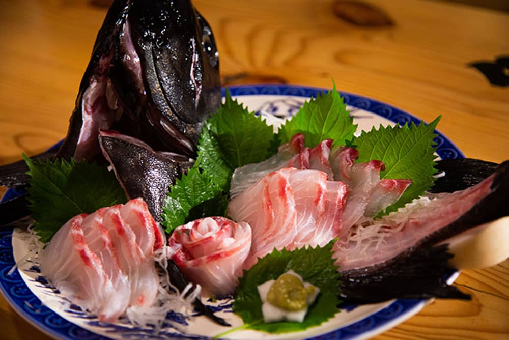 仕込みをするオーナー